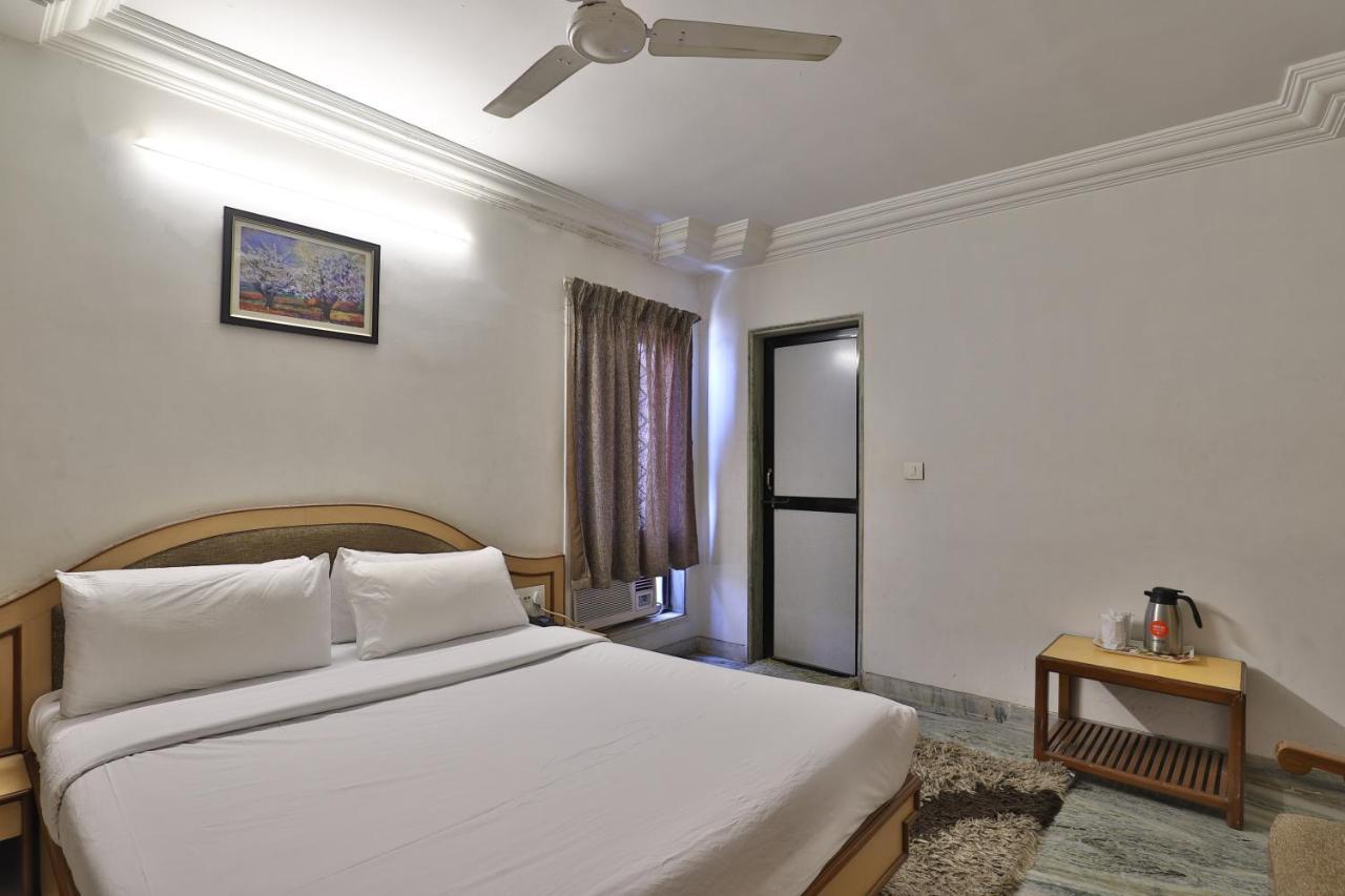 Hotel Midtown Surat Exterior foto